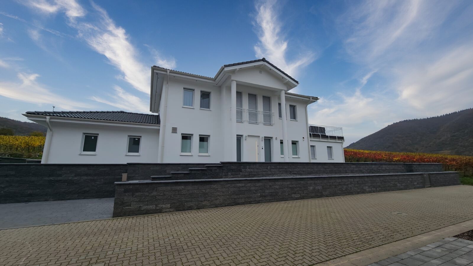 Ferienhaus und Gartenanlage