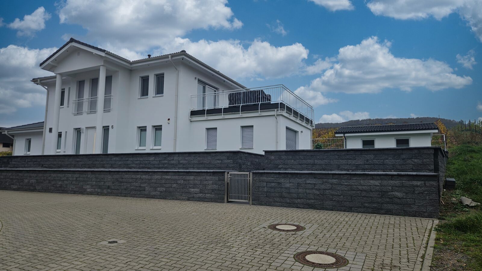 Hausansicht mit Garten