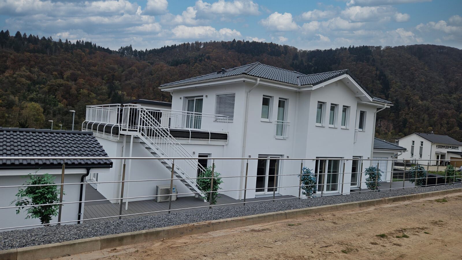 Hausansicht mit Weinbergen