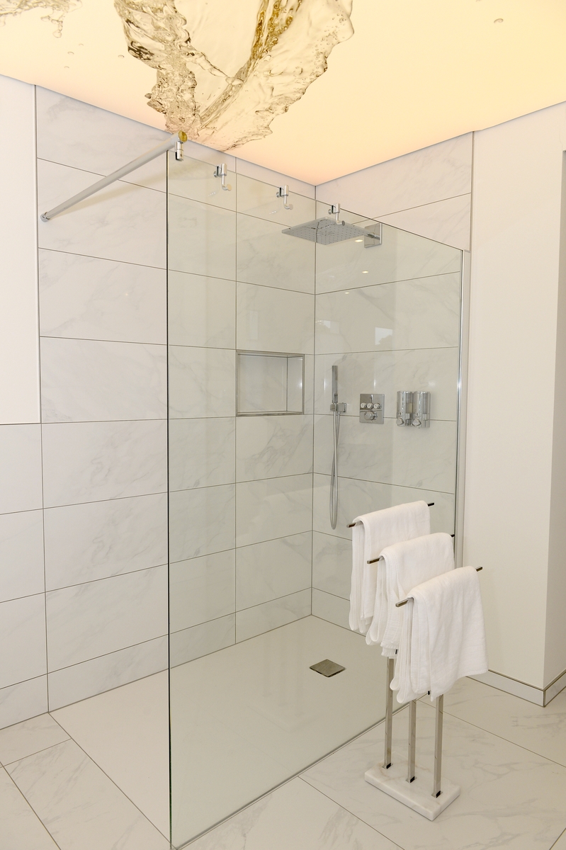 Dusche und Badezimmer
