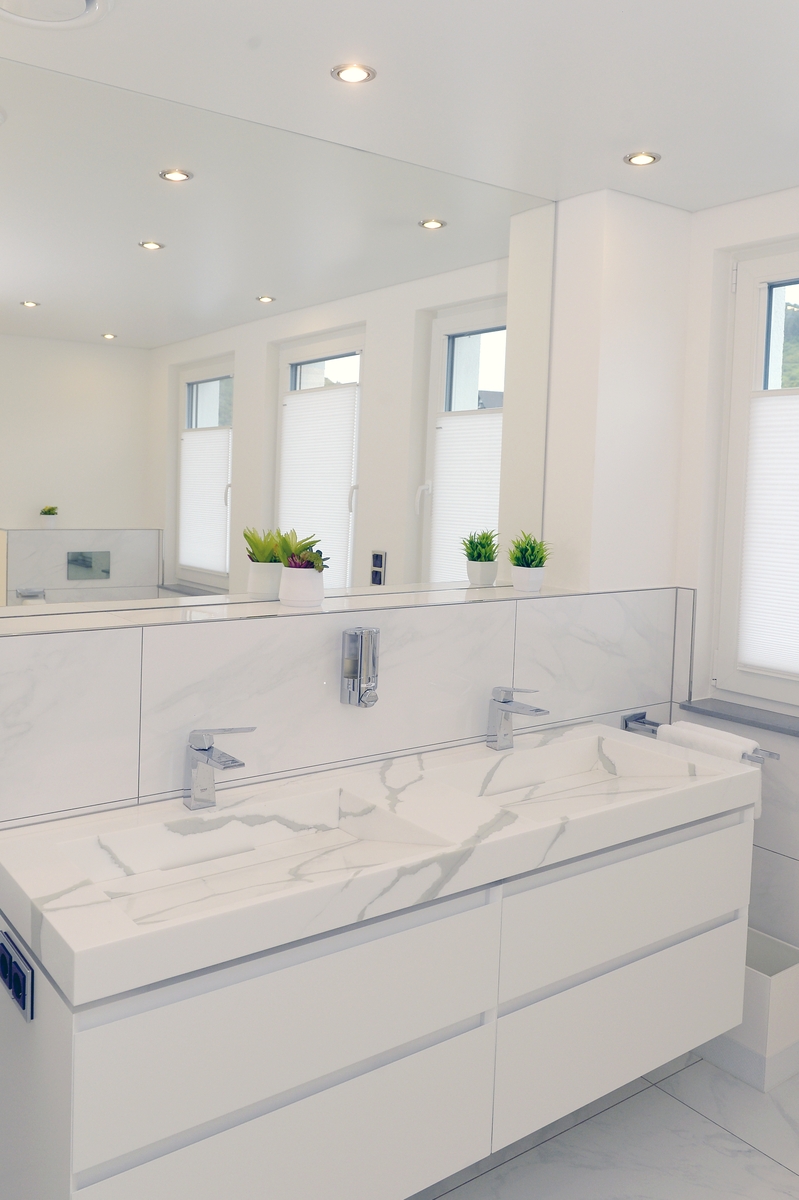 Helles Badezimmer