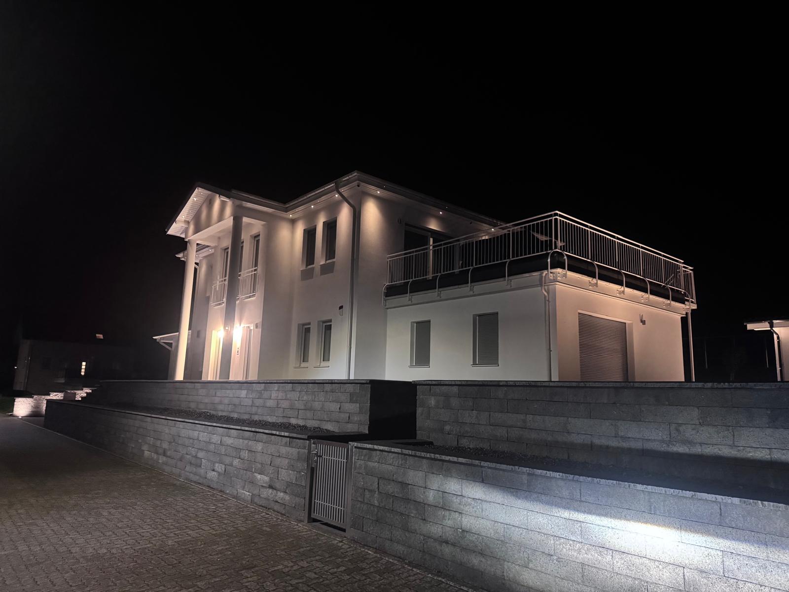 Außenansicht bei Nacht