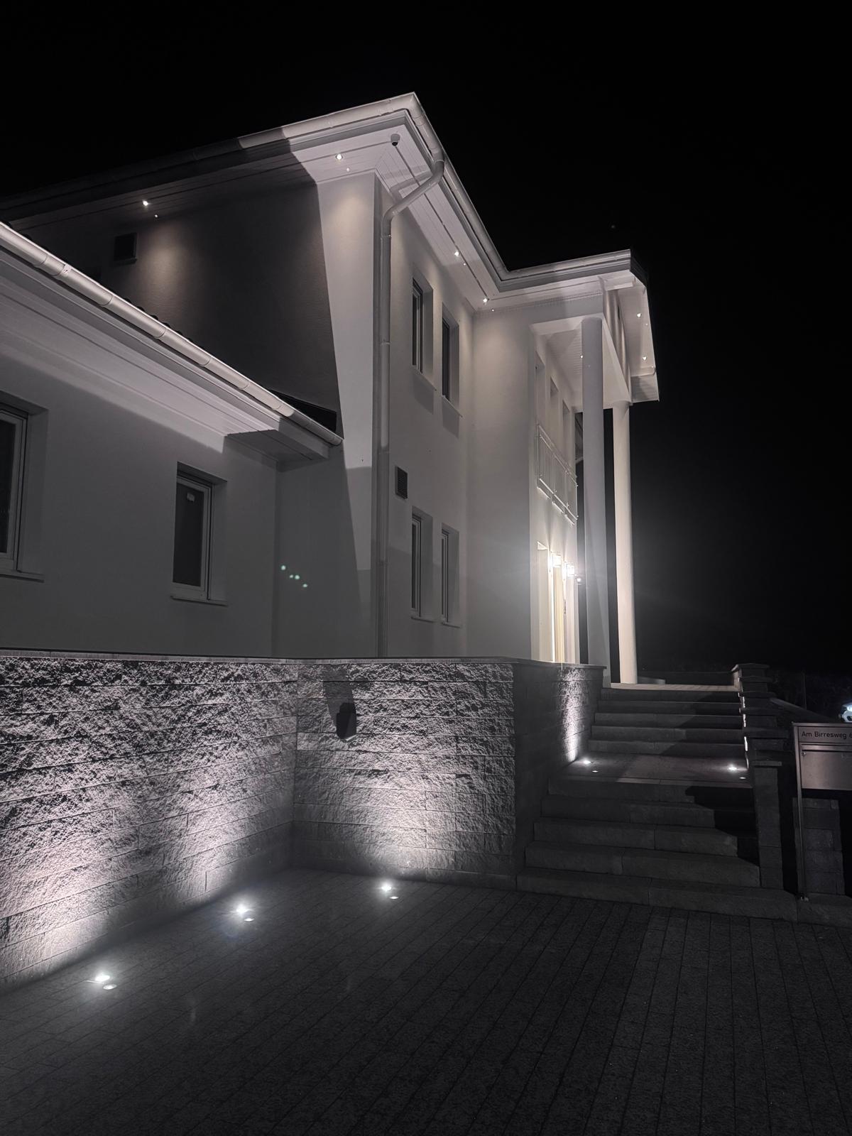 Beleuchtetes Ferienhaus bei Nacht