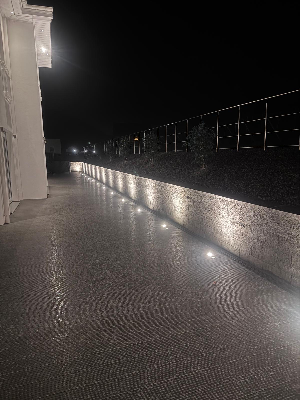 Beleuchteter Weg am Haus
