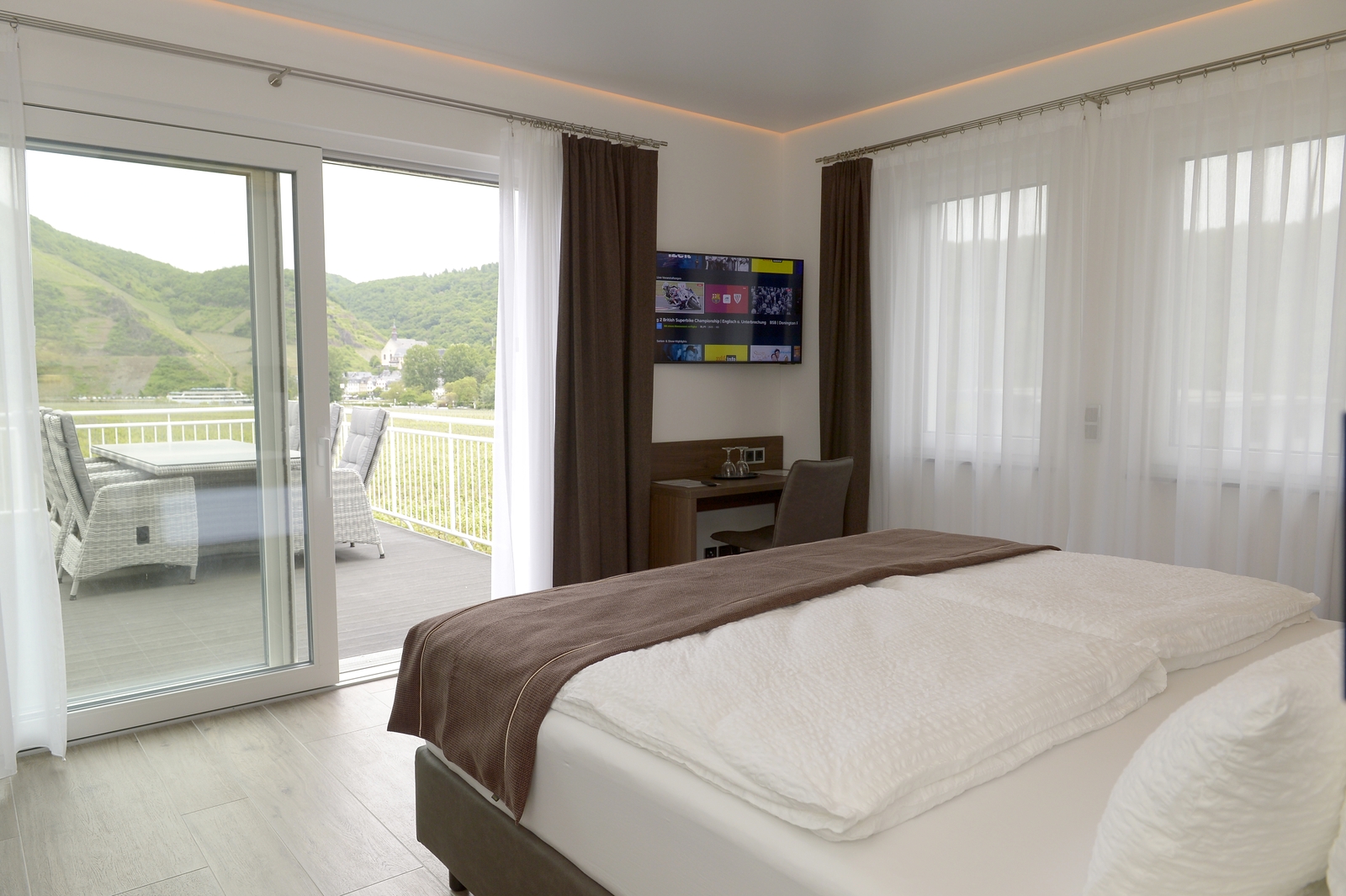 Schlafzimmer mit Blick nach draußen