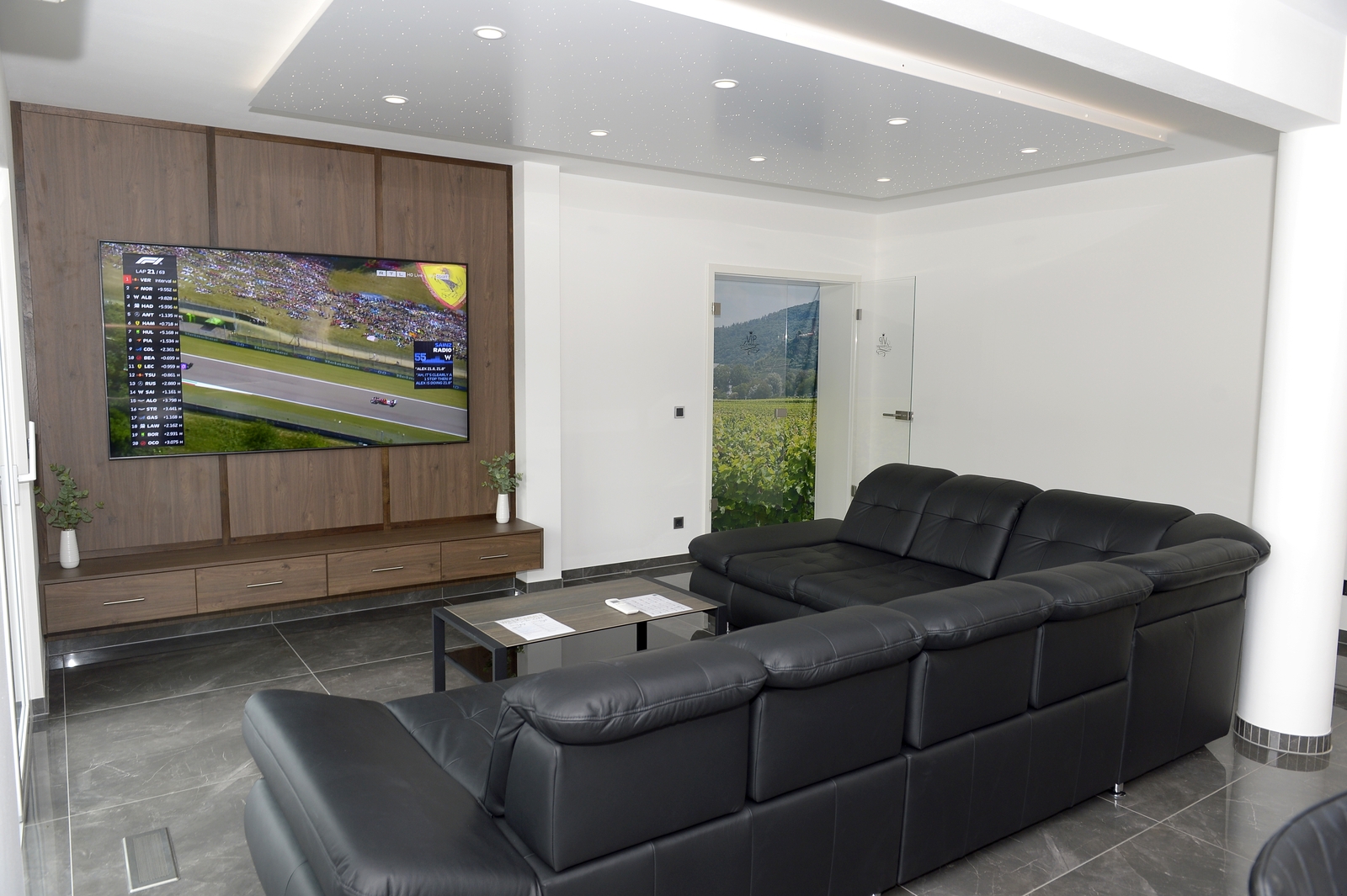 Wohnzimmer mit Fernseher