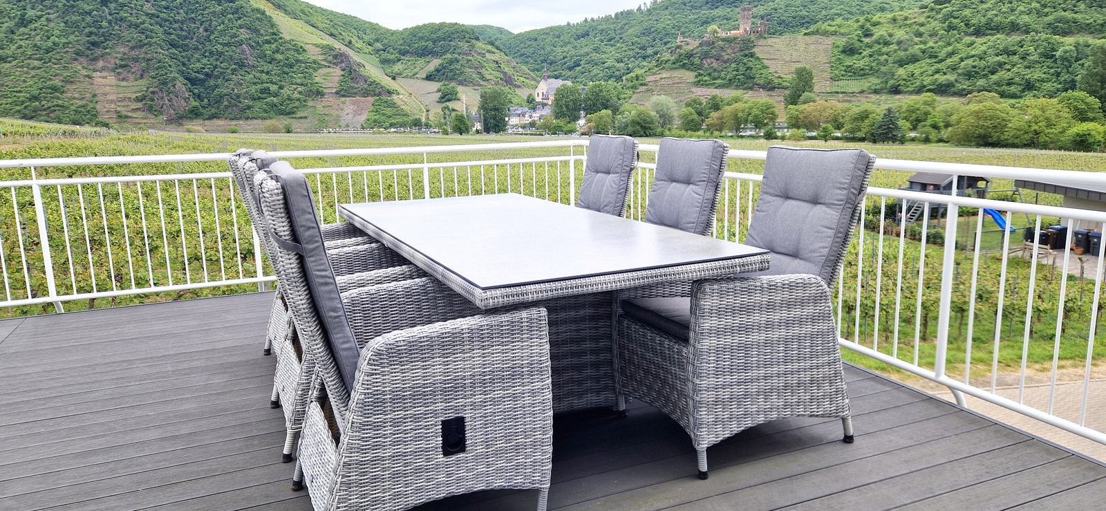 Großzügige Terrasse mit Blick ins Moseltal