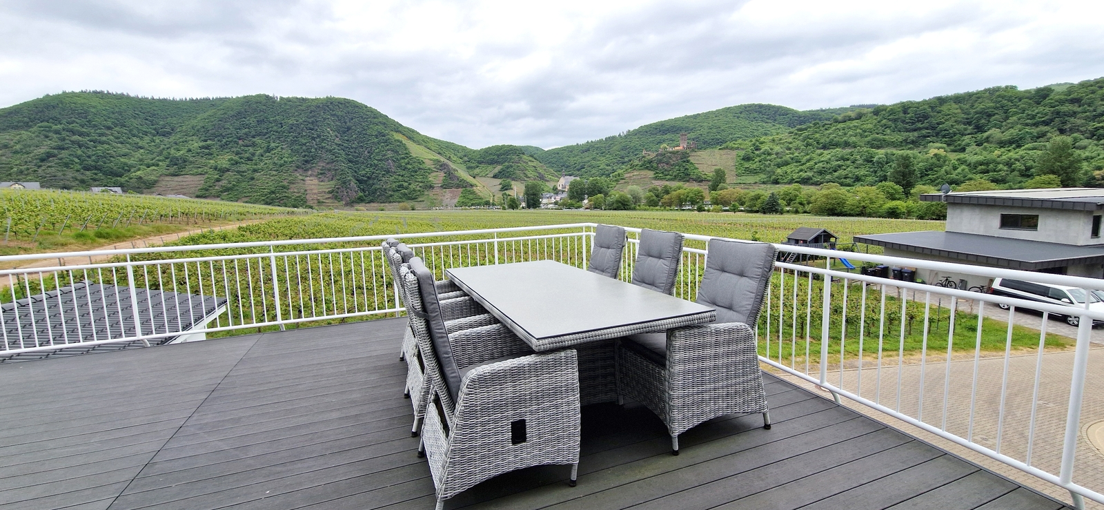 Terrasse mit Blick auf die Weinberge